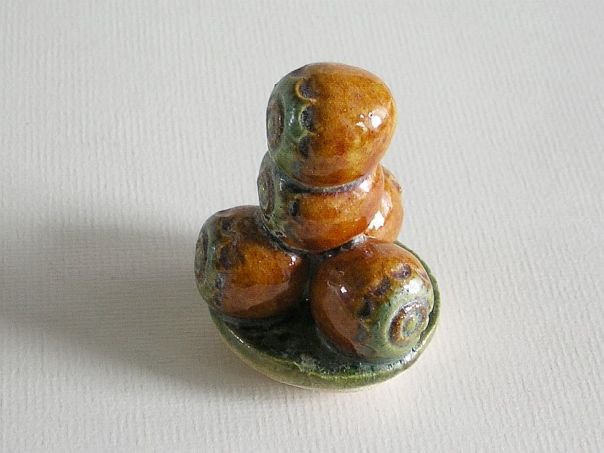 Kaki or pomegranates on a saucer – (3754)